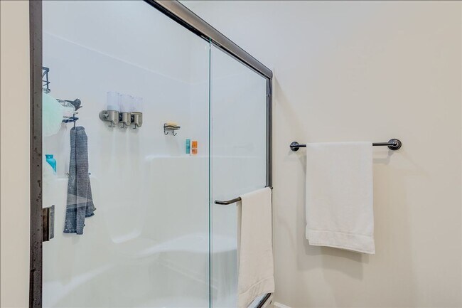 Building Photo - BEAUTIFUL 5 BEDROOM HOME  WITH LAKE VIEW A...