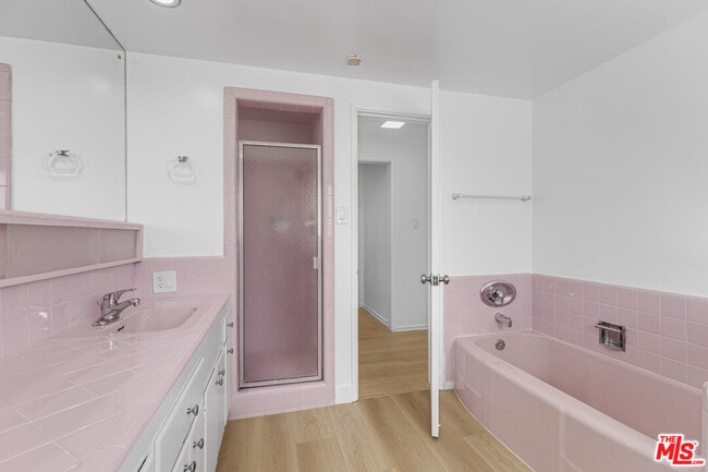 Building Photo - 2332 Hillhurst Ave