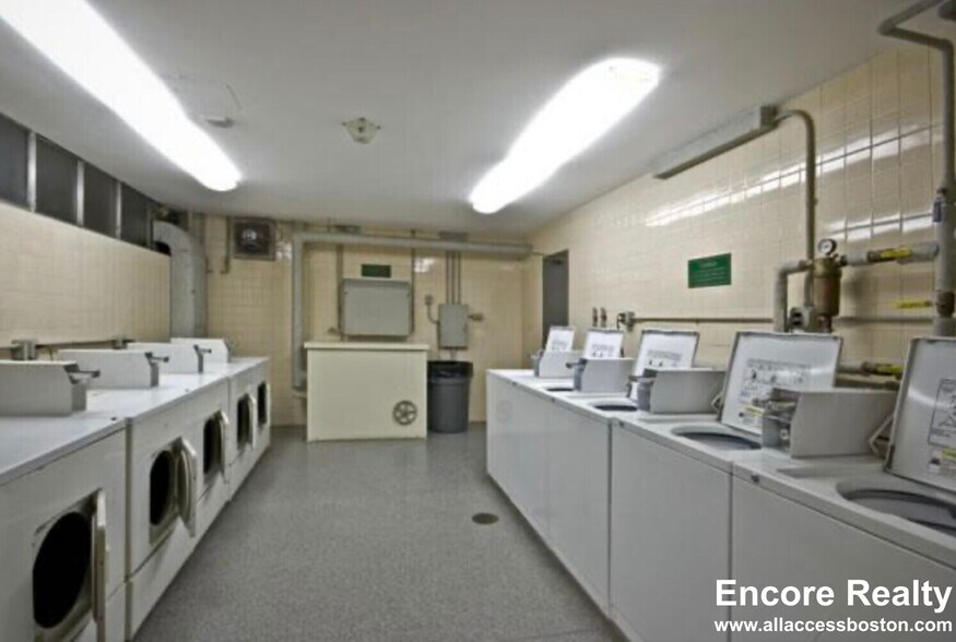 Building Photo - 122 Warren St