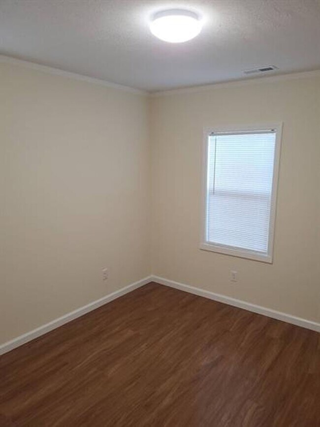 Building Photo - 1538 Longfield Ave