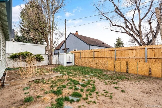 Building Photo - 1321 E Monument St