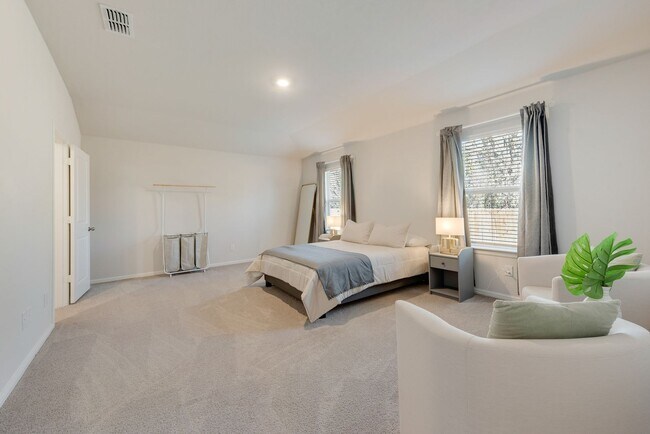 Building Photo - Amazing 4 Bed, 2 Bath Rental Ready for New...