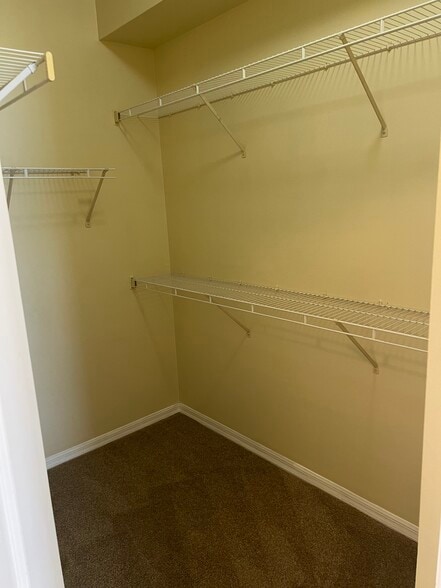 Building Photo - 833 Lake George Dr