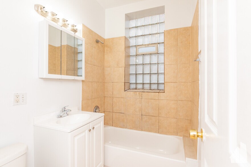 Building Photo - 7505 N Greenview Ave