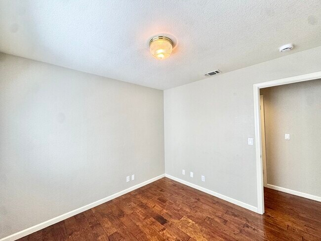 Building Photo - Beautiful 4 bedroom 3 bath home in the Hillsborough community!