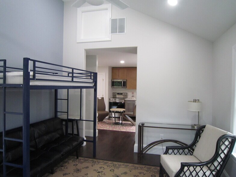 LR - 20527 Washington St