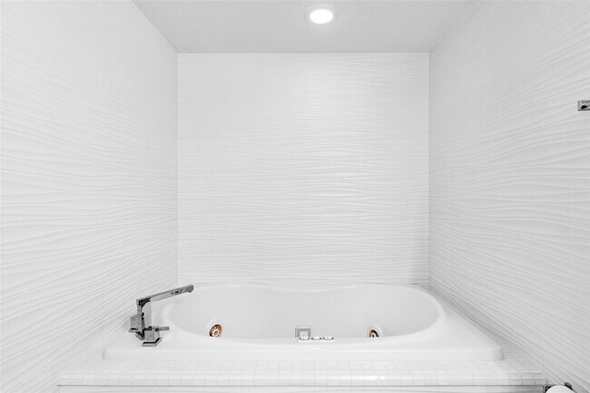 Building Photo - 2110 N Ocean Blvd