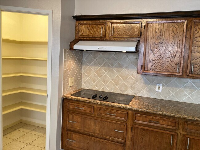 Building Photo - 2906 Green Fields Dr