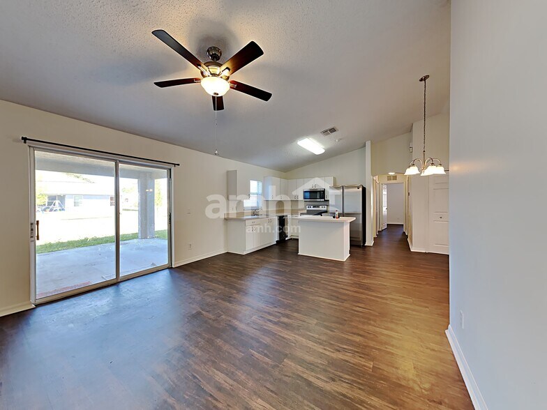 Building Photo - 581 NW Goldcoast Ave