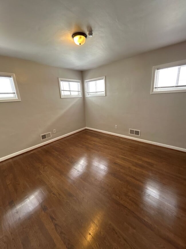 Building Photo - 3 BR 2 BA House with Garage