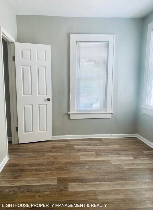 Building Photo - Bright & Delightful 2 Bed/1 Bath Townhome!