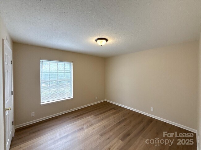 Building Photo - 2610 Park Rd