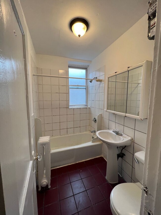 Building Photo - Spacious Brighton three bed one bath with ...