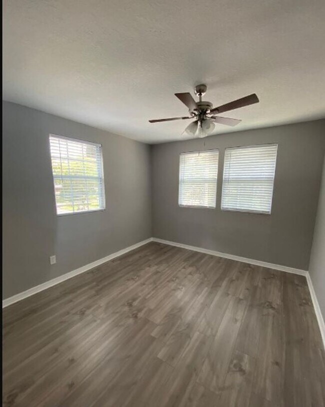 Building Photo - Charming Upstairs 2/1 - Available Now!