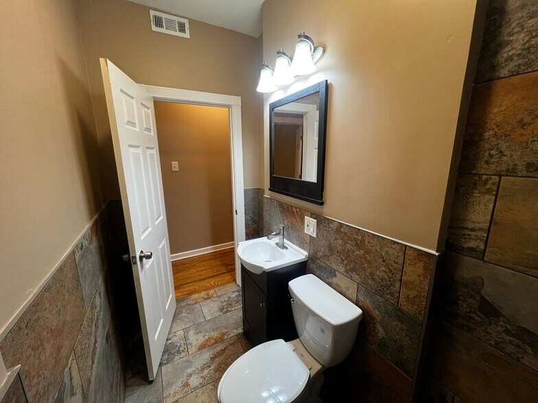 Building Photo - 735 N Hamlin Ave