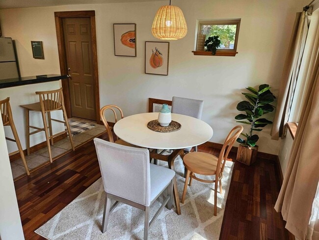 Building Photo - Fully Furnished, Beautiful Decor - 3BR / 1BA