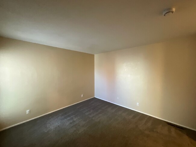 Building Photo - *Owner Broker* 2 Bedroom Townhome Availabl...