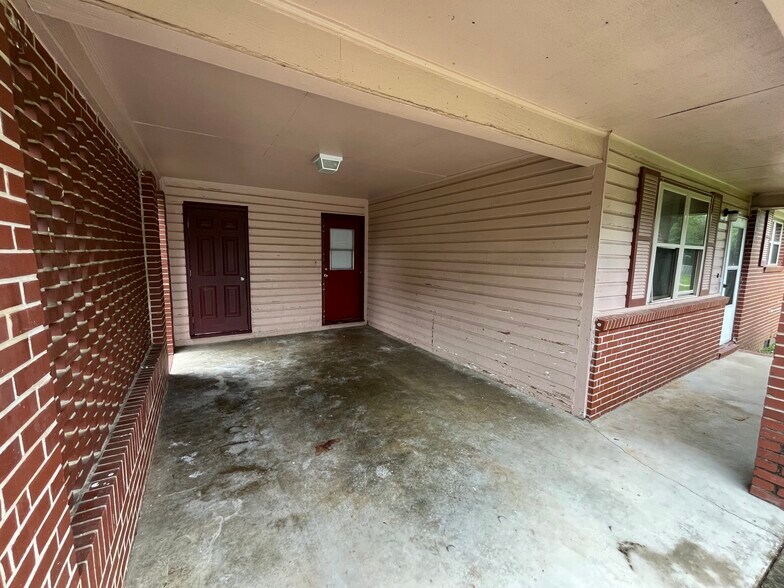Building Photo - 214 Palomino Ln