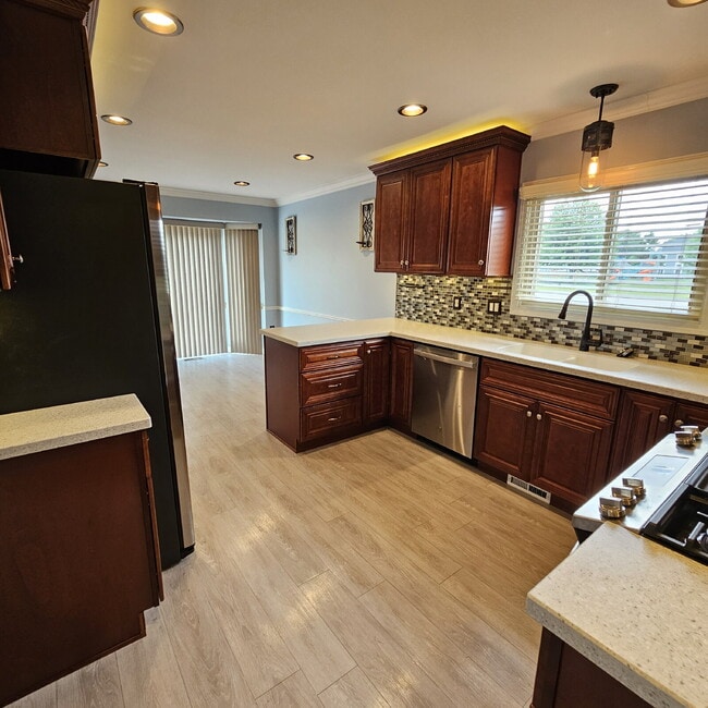 Building Photo - 3 Bedroom, 2 Bathroom Brick Ranch w/ Overs...