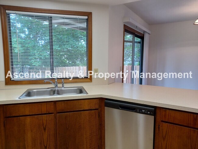 Building Photo - Ready Immediately Summer Lake 3 Bed on Corner Lot, Fenced Yard, Primary Bed on Main Level 1 Small...