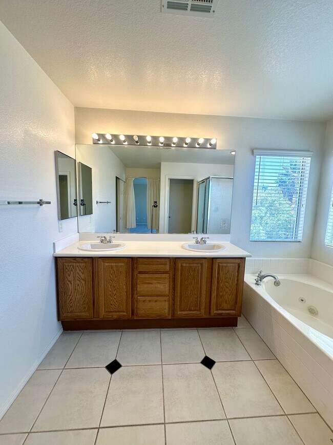 Building Photo - 7607 Pioneer Ranch Ave