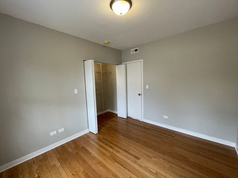 Closet - 3225 W Catalpa Ave