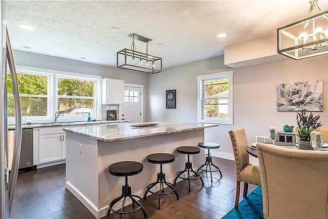 Building Photo - 4 Bed 3 Bath in Oakmont
