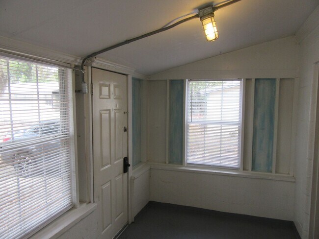 Building Photo - 1511 Molitor Ave