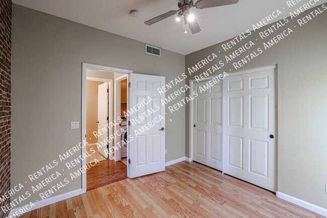 Building Photo - 14958 W Cameron Dr