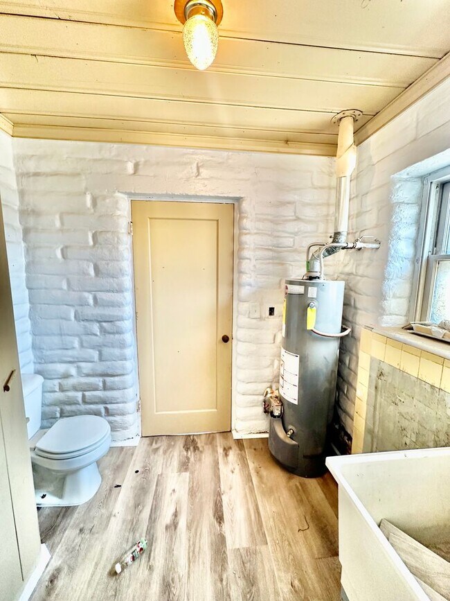 Building Photo - Fully Renovated West Fresno 4/2
