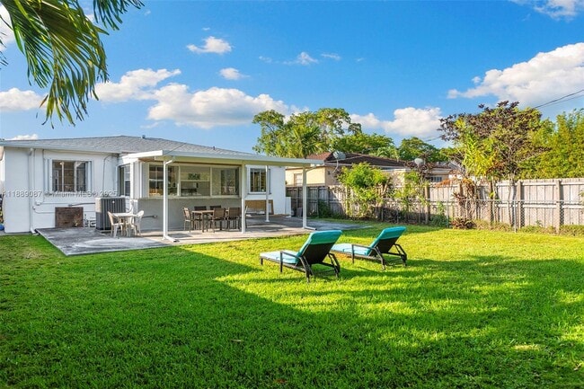 Building Photo - 1545 Normandy Dr