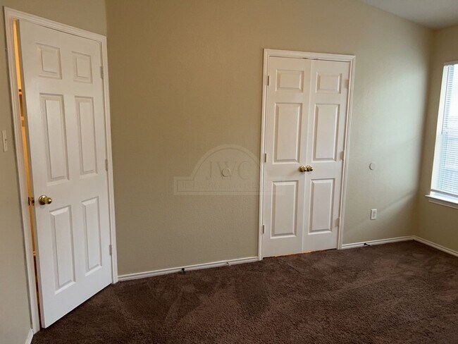Building Photo - 1201 Fox Creek Dr
