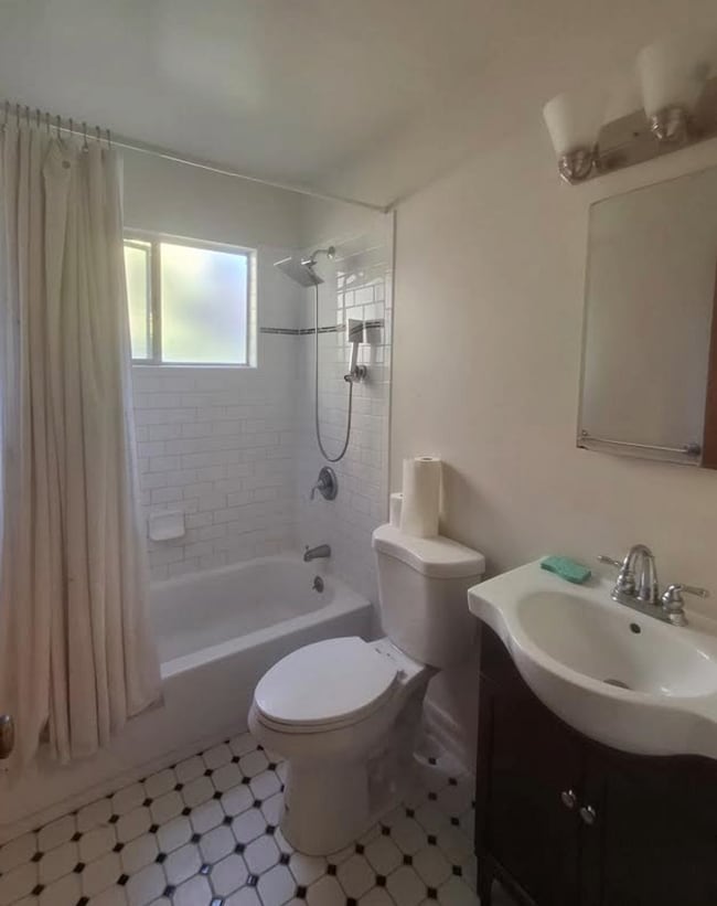 Building Photo - 536 Hawthorne Ave