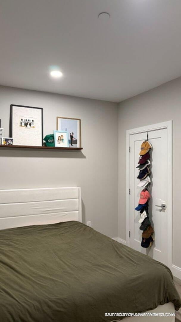 Building Photo - 656 Saratoga St