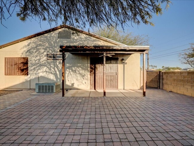 Building Photo - 2 Bedroom, 2 Bathroom and a large Backyard Retreat!