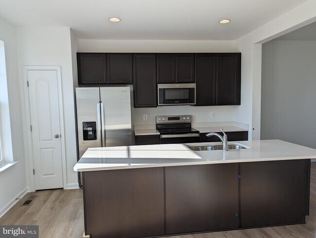 Building Photo - 241 Hillsdale Pl
