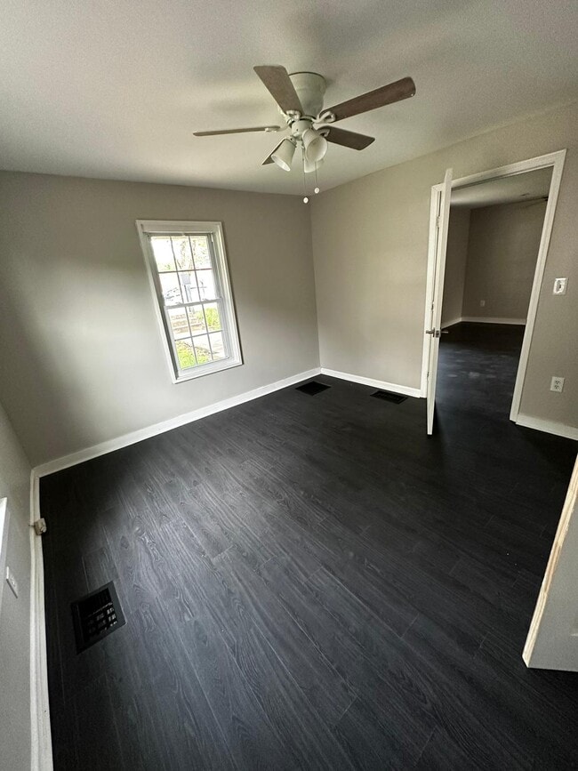 Building Photo - 327 N Clarendon Ave