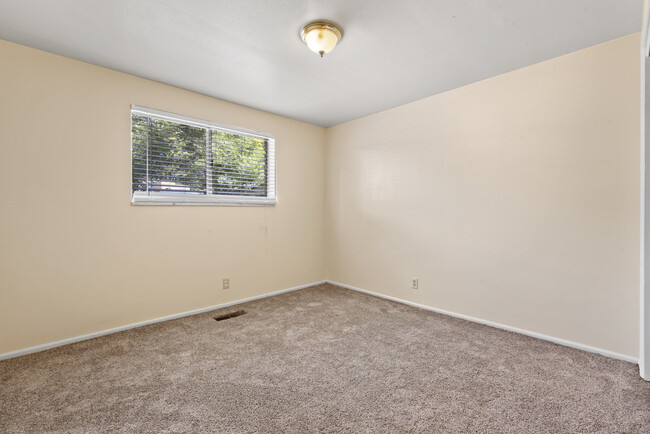 Building Photo - 353 400 E