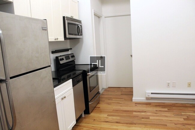 Building Photo - MELROSE STREET / 3-Bed 1.5-bath Bushwick P...