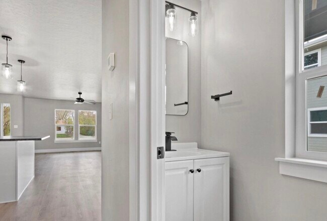 Building Photo - 465 S 3rd E St