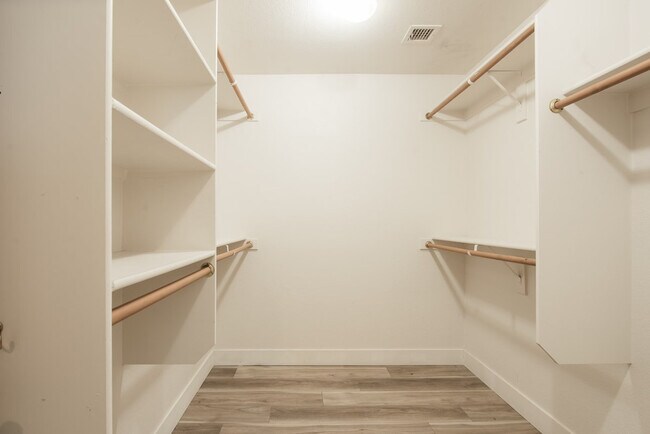 Building Photo - 5924 E Woodridge Dr