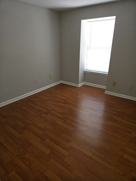 Building Photo - Room in Apartment on Arlyn Cir