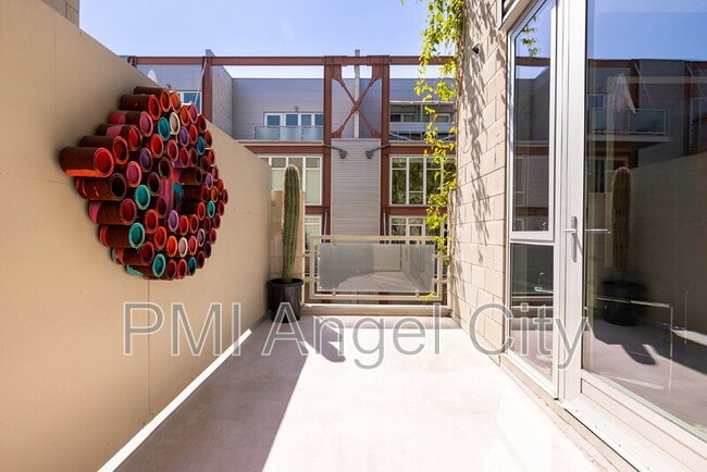 Building Photo - 3450 Cahuenga Blvd W