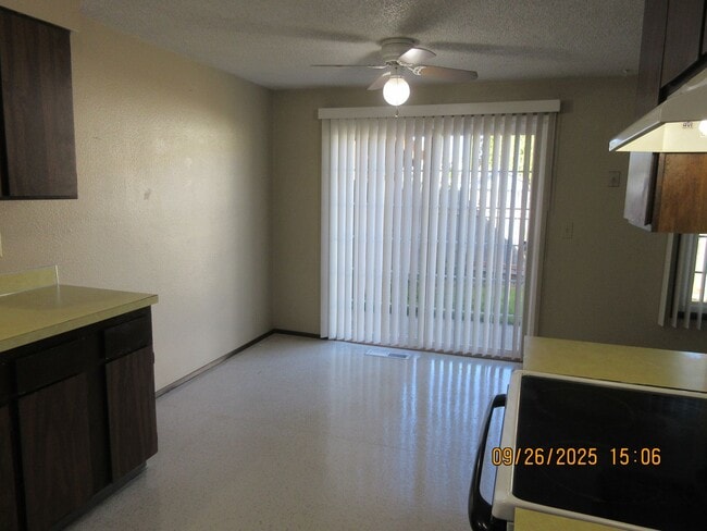 Building Photo - Spacious and very clean