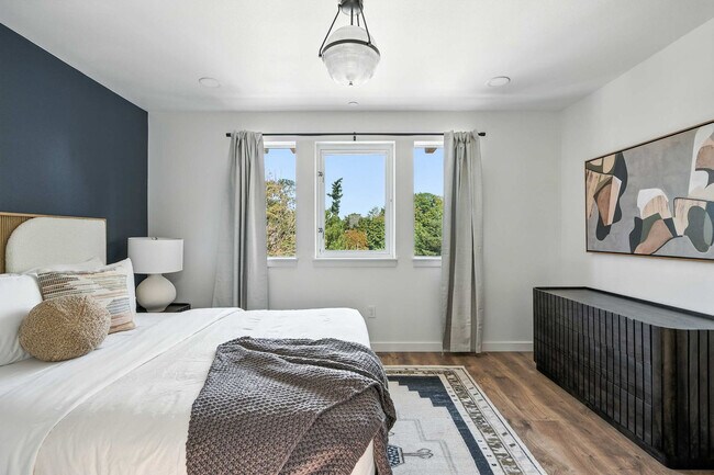 Building Photo - 925 NE 23rd Ave