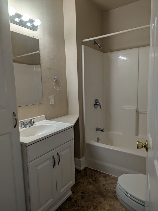 Building Photo - Well-maintained, Updated 2-bedroom home on...
