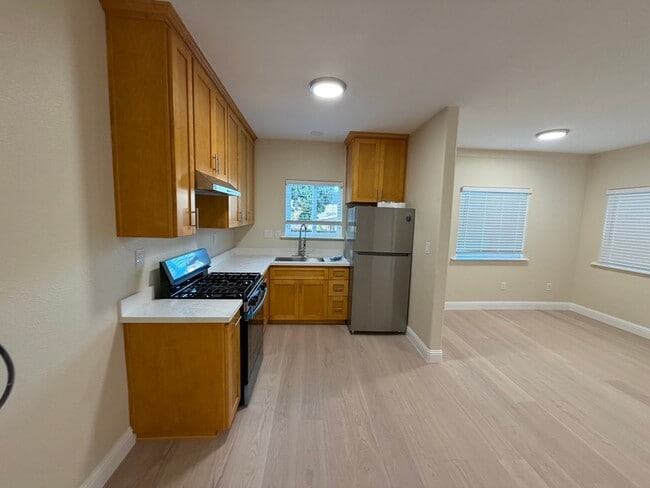 Building Photo - 985 Williams St