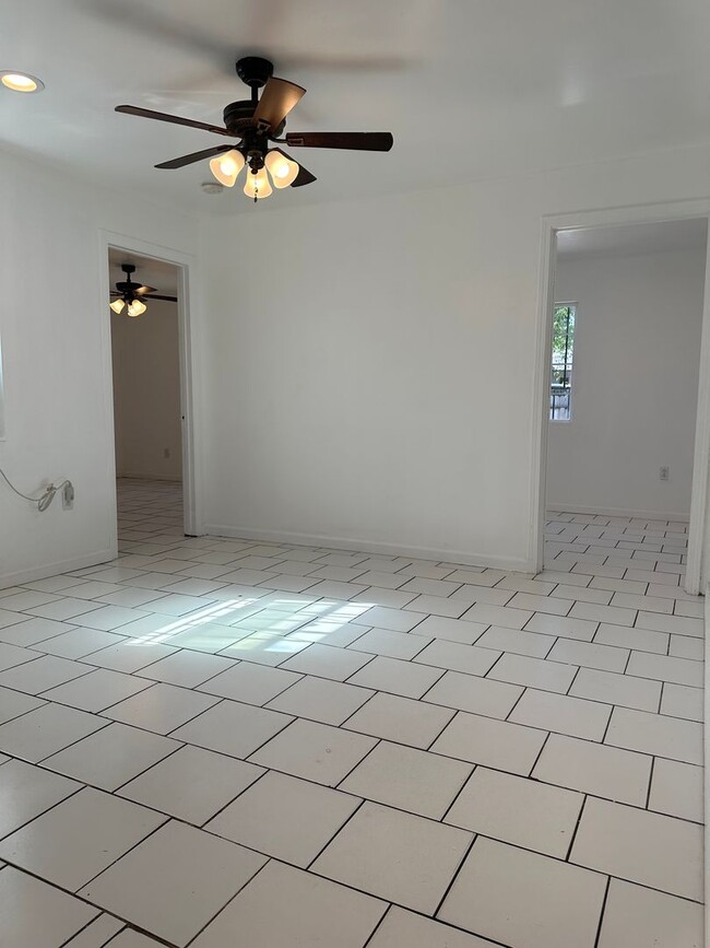 Building Photo - Conveniently Located Home in Modesto
