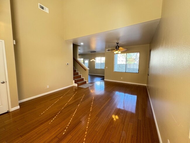 Building Photo - Immaculate 4Bd/2.5Ba Home with New Fridge, AC, Fenced Back Patio in Aliso Viejo!