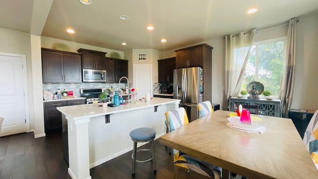 Building Photo - Spacious Corner 5 bed Single Family Home i...